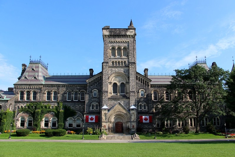 University-of-Toronto-estudiar-ingles-en-el-extranjero-escuelas-british-summer-c2.webp