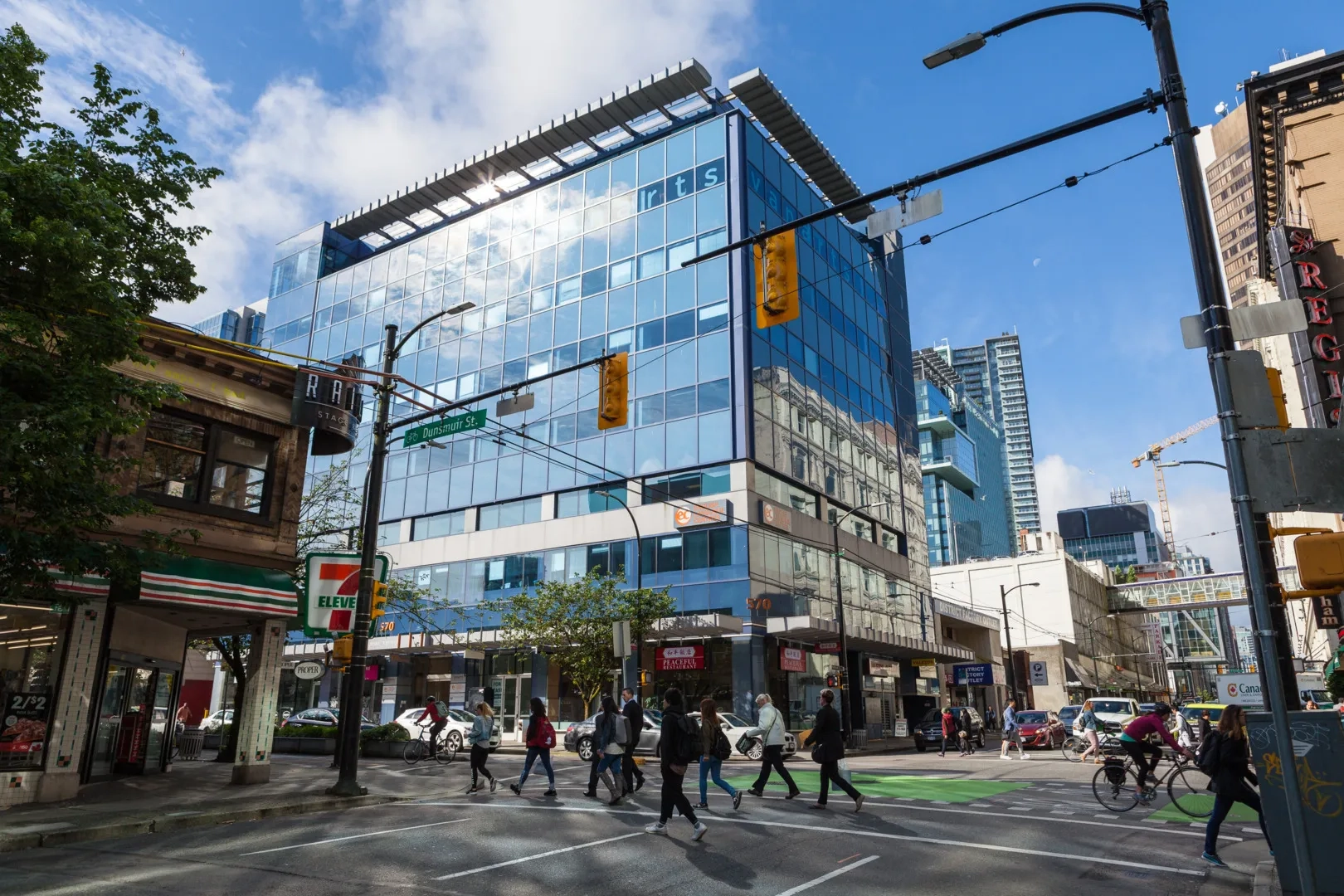 EC-Vancouver-estudiar-ingles-en-el-extranjero-adultos-british-summer-c1.webp