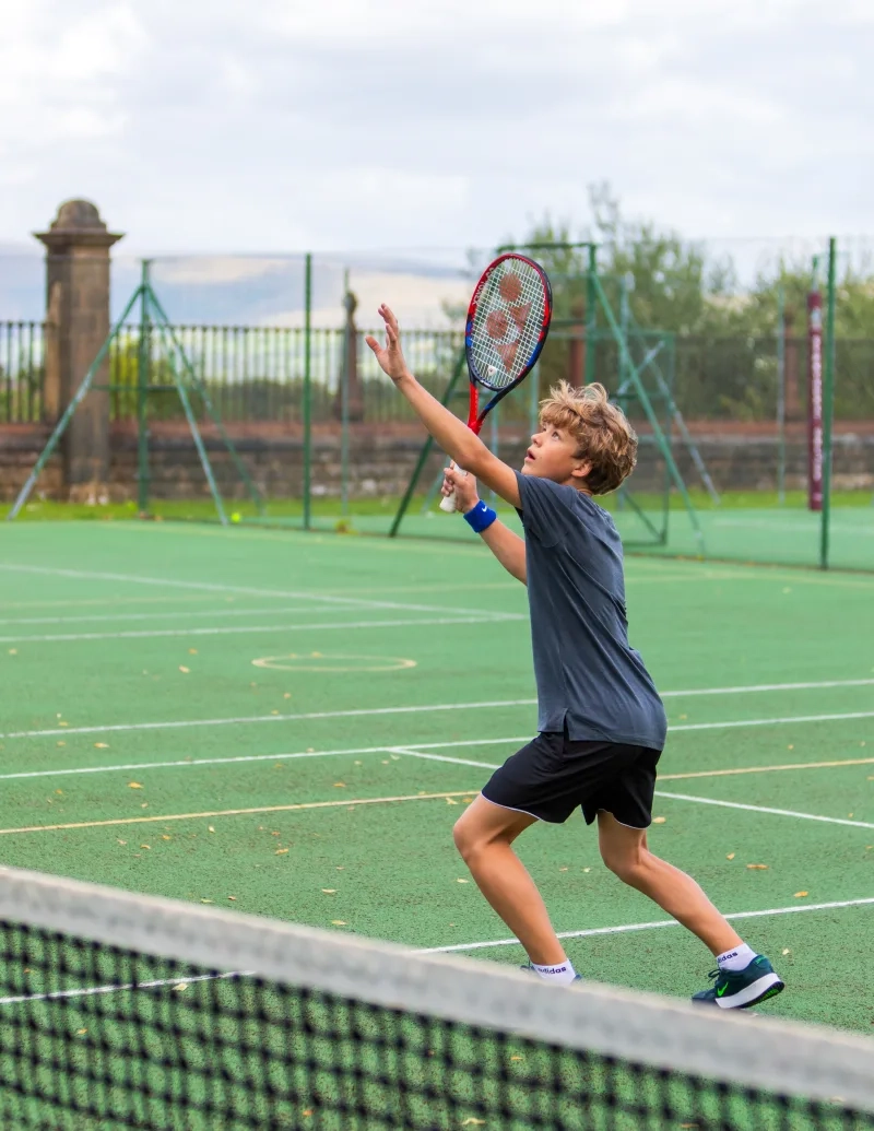 curso-de-ingles-y-tenis-estudiar-ingles-en-el-extranjero-british-summer-cu1.webp