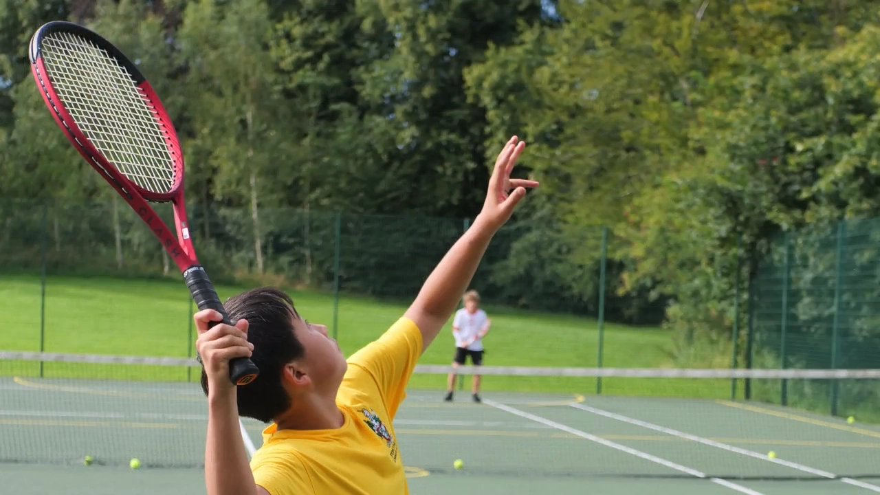 curso-de-ingles-y-tenis-estudiar-ingles-en-el-extranjero-british-summer-cu10.webp