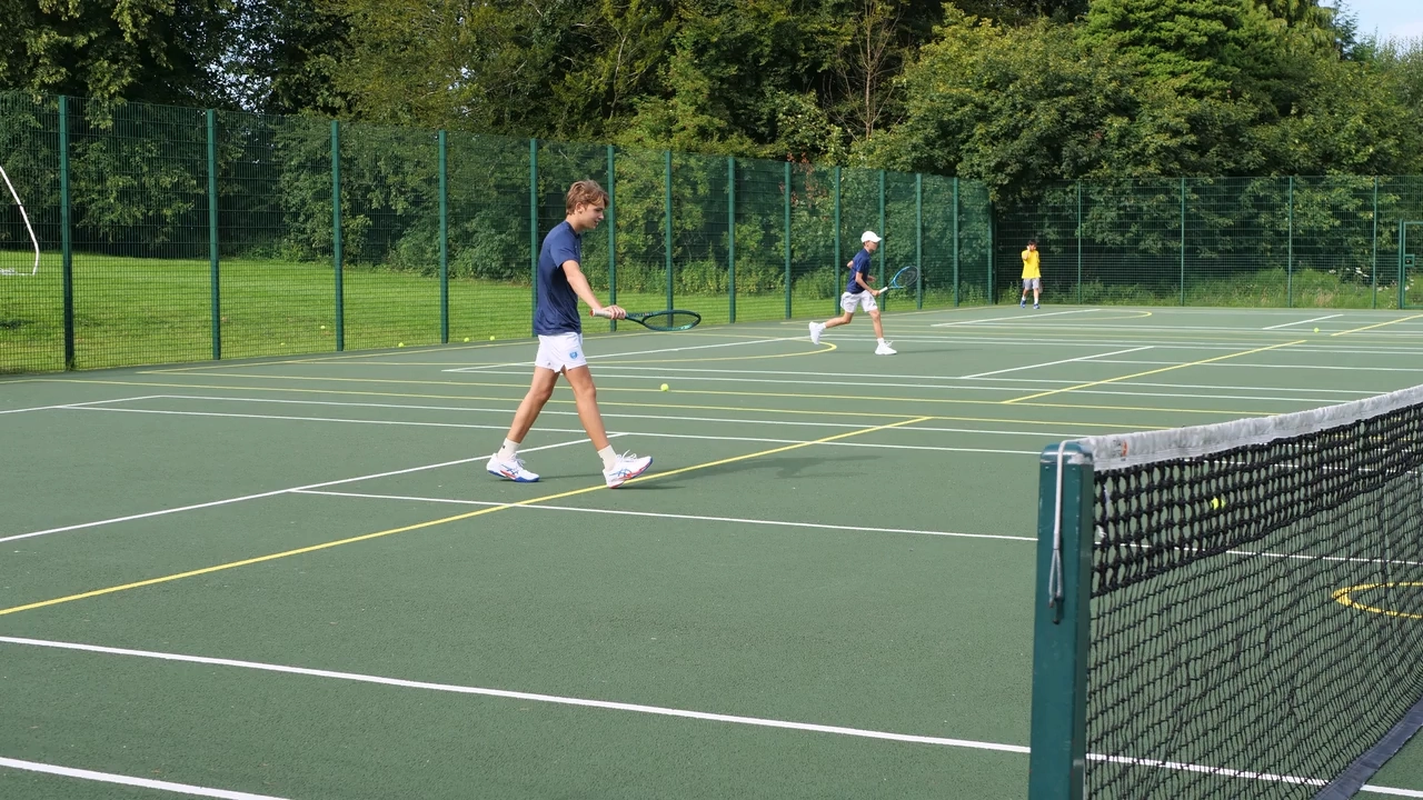 curso-de-ingles-y-tenis-estudiar-ingles-en-el-extranjero-british-summer-cu11.webp