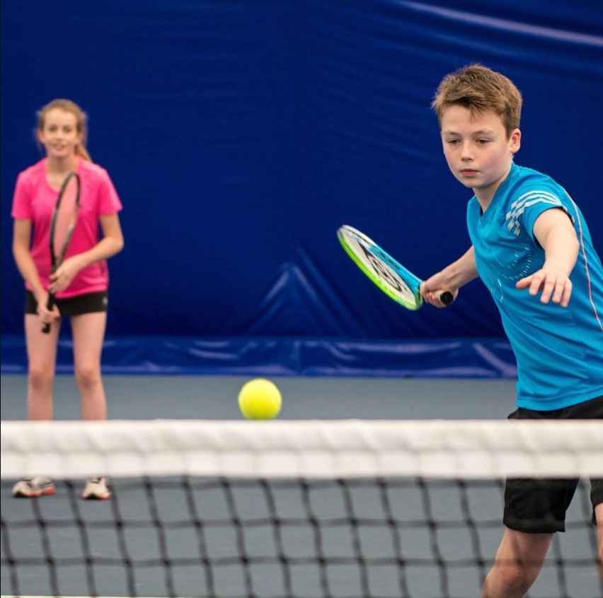 curso-de-ingles-y-tenis-estudiar-ingles-en-el-extranjero-british-summer-cu13.webp