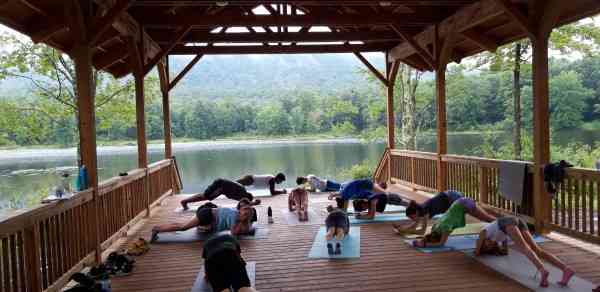 actividad-de-la-manana-haciendo-yoga-junto-al-beaver-lake.jpg