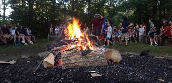 opening-campfire-sentados-junto-al-fuego.jpg