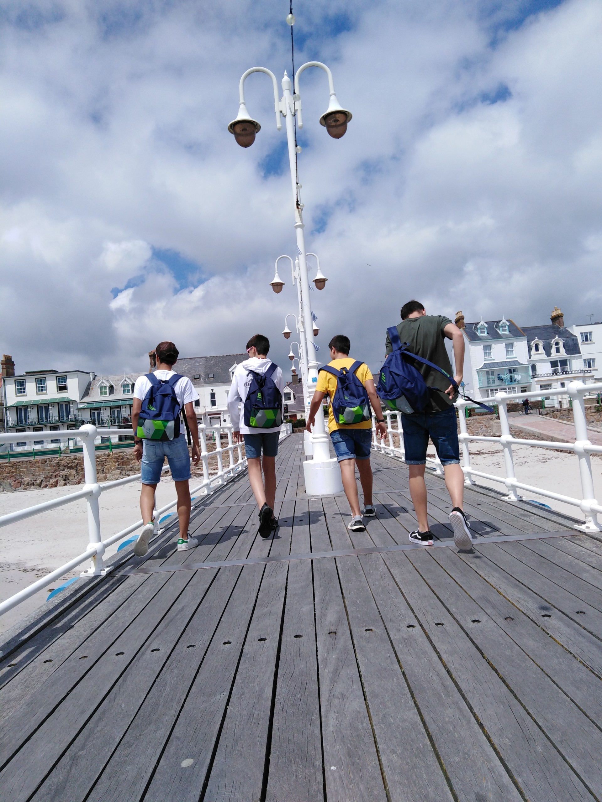 los-chicos-en-un-pier-de-st-helier-2.jpg